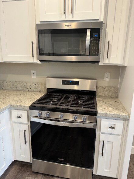 Building Photo - 3040 Vaughn Wy