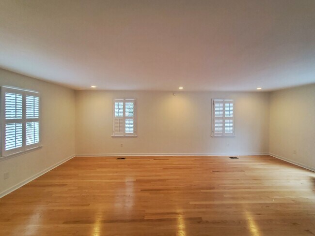 Building Photo - 108 Warren Rd