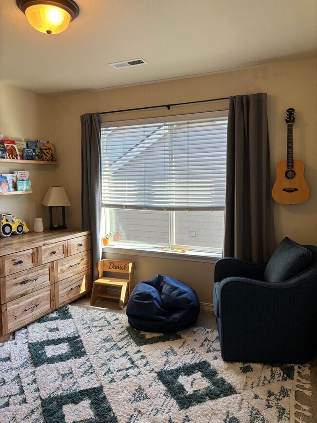 Building Photo - Gorgeous River Canyon Community Home!