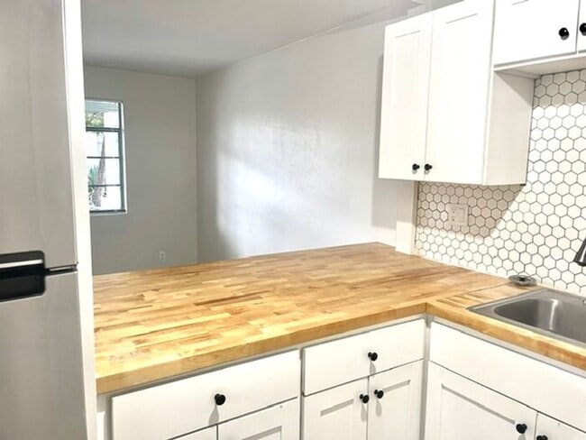 Building Photo - Modern 1 bedroom with yard!