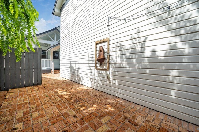 Building Photo - 208 E 12th St