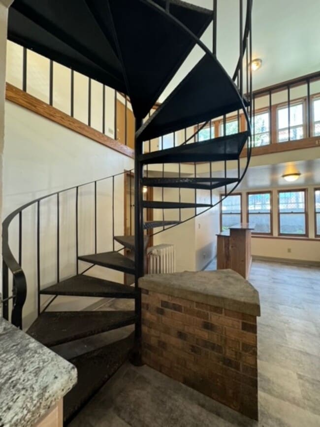 Building Photo - 408