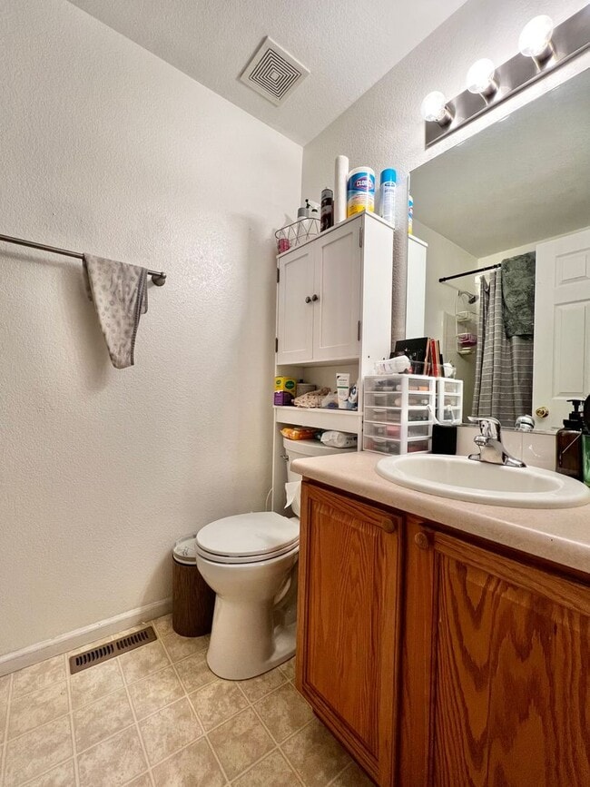 Building Photo - Fantastic 3 Bed 2.5 Bath Townhome in Water...