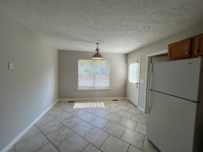 Building Photo - 3 BR 2 Bath home with 2 Car Garage and Hug...