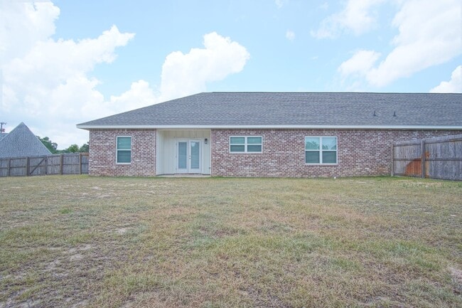 Building Photo - Gulf Breeze 3BR/2BA Townhome – Vaulted Cei...