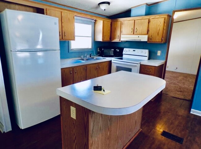 Kitchen space. - 16314 County 6