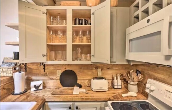 Building Photo - Charming 2BR Townhome in Lake Harmony