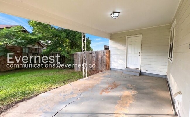 Building Photo - Cozy Home with Fenced Yard and Parking. / 3 Bed & 1 Bath / Availability Now!