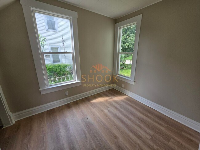 Building Photo - **MOVE-IN SPECIAL** Centrally Located and Remodeled 4BR Home