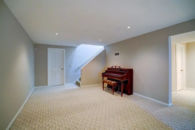 Building Photo - 11 Gray Birch Trl