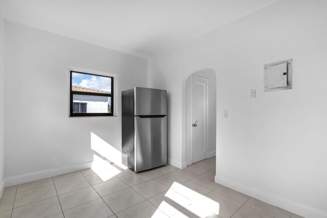 Building Photo - 130 SW 31st Ct