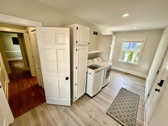 Building Photo - 992 Palmer