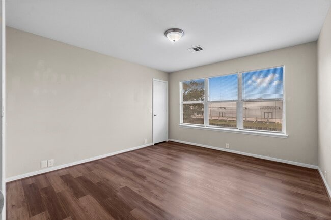 Building Photo - 511 Cypresswood Knoll