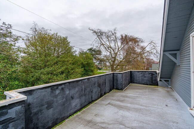 Building Photo - 3 bedroom/3 Bathroom House- In Town with Large yard