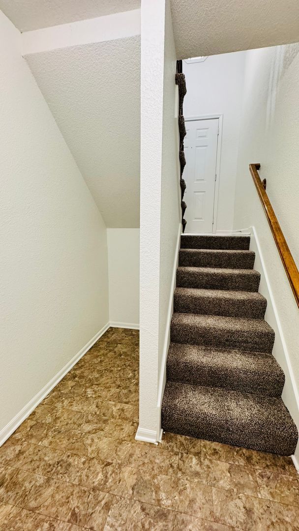 Building Photo - 3 bedroom Duplex with unique floor plan for rent in the Northland