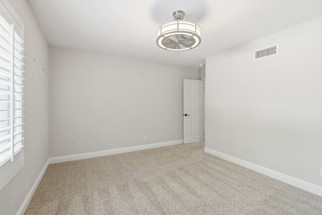 Building Photo - 3235 W Sierra Dr