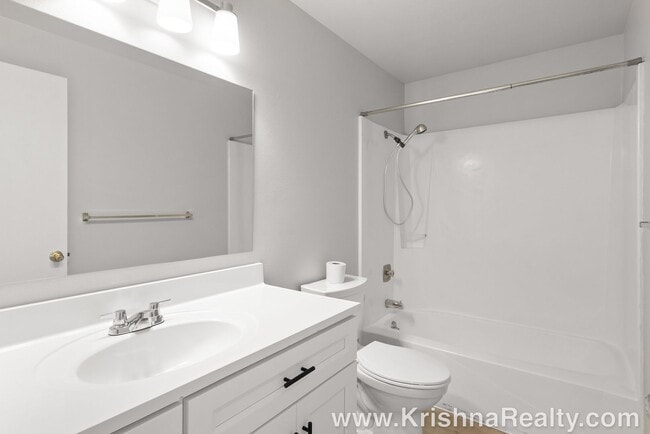 Building Photo - Charming 3 Bedroom | 2 Bathroom Duplex | Private Backyard | Near Washington Square Mall