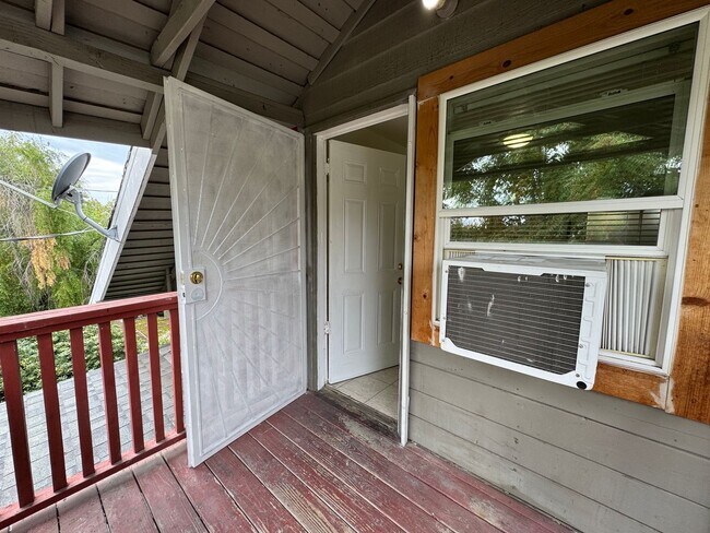 Building Photo - One Bed, One Bath Upstairs Apartment in Ce...