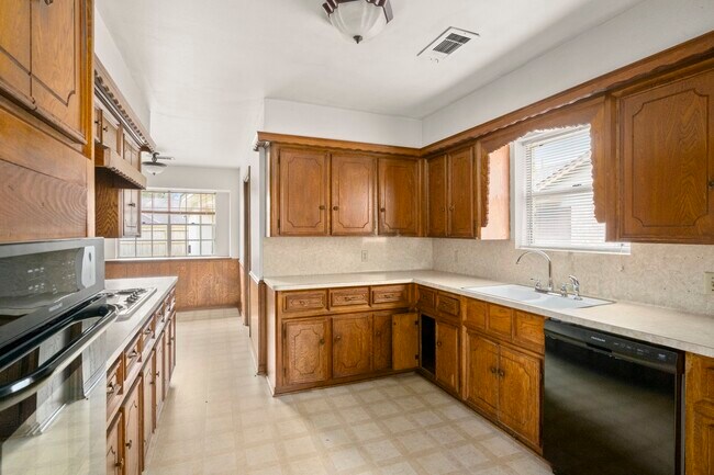 Building Photo - 1039 Marcella St