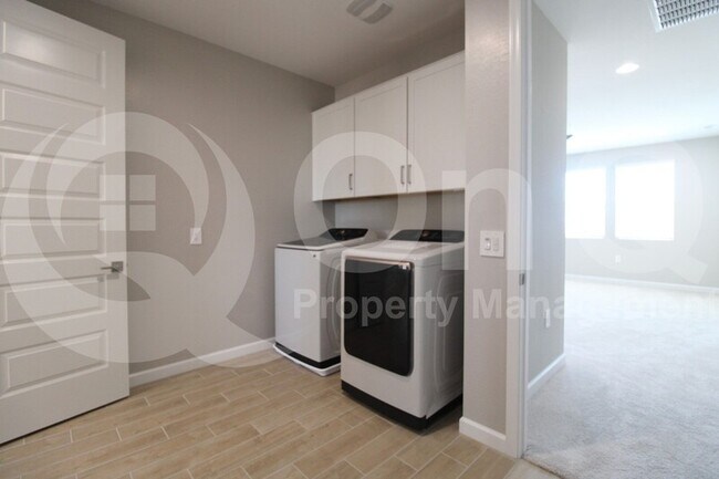 Building Photo - 5976 E Quail Ave