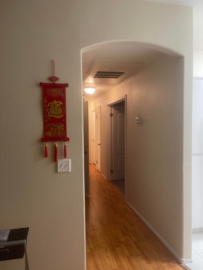 Building Photo - 1900 N Torrey Pines Dr