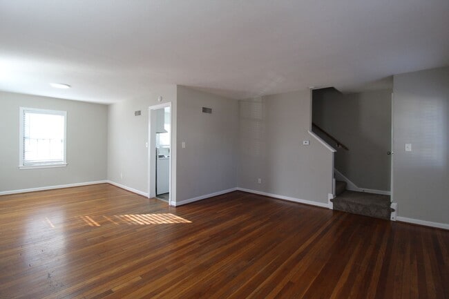 Building Photo - March FREE On This 2 Bedroom 1 Bath Duplex In The Waldo Area