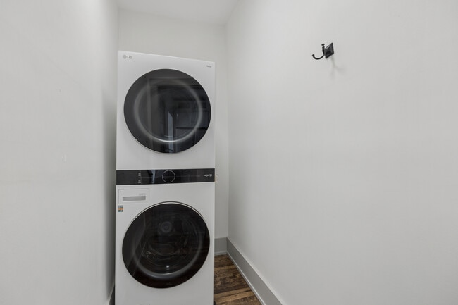 Building Photo - 1910 S Harvey Ave