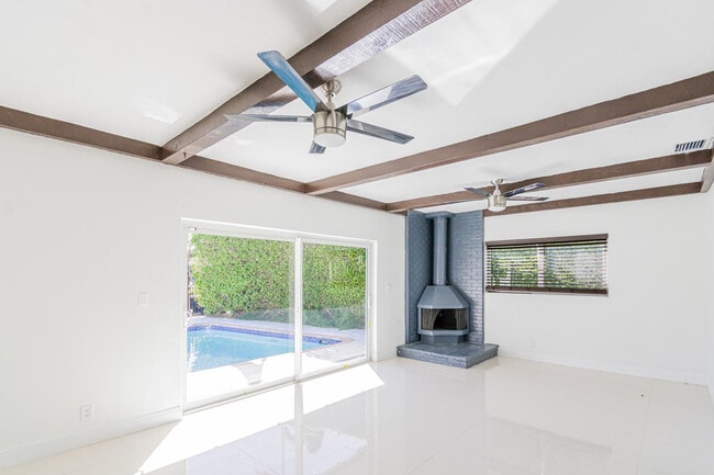 Building Photo - 2810 NE 60th St