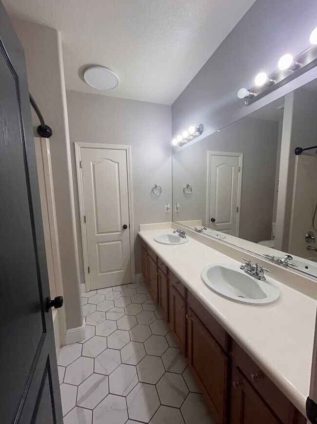 Building Photo - Designer living with extra solar panels in North Hanford.