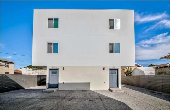 Building Photo - 211 W 43rd St