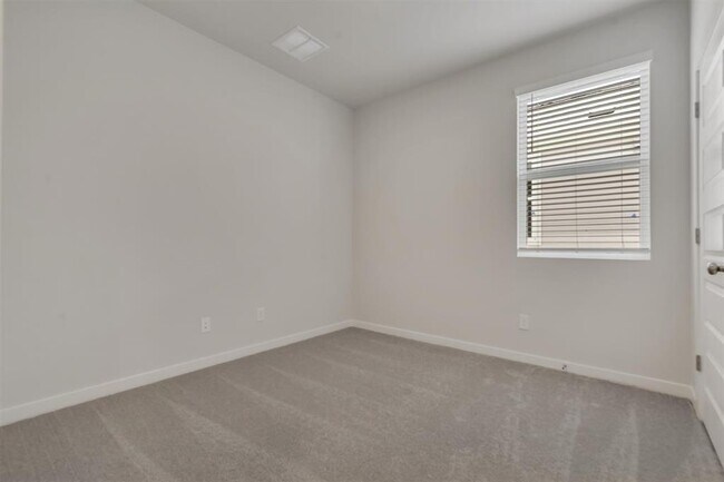 Building Photo - 212 Bendecido Loop