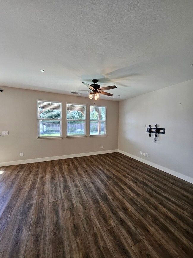 Building Photo - Beautiful 3 bd 2 bath Live Oak home with s...