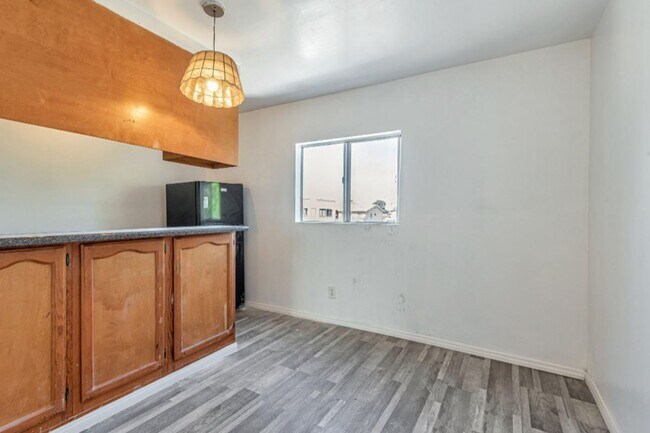 Building Photo - 847 W 43rd St