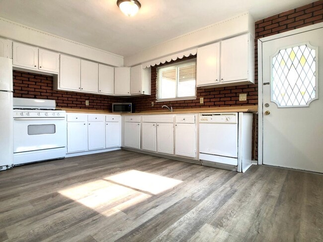 Building Photo - Mt Washington, 2 Bed 1.5 Bath House with Parking, A/C, Patio and More!