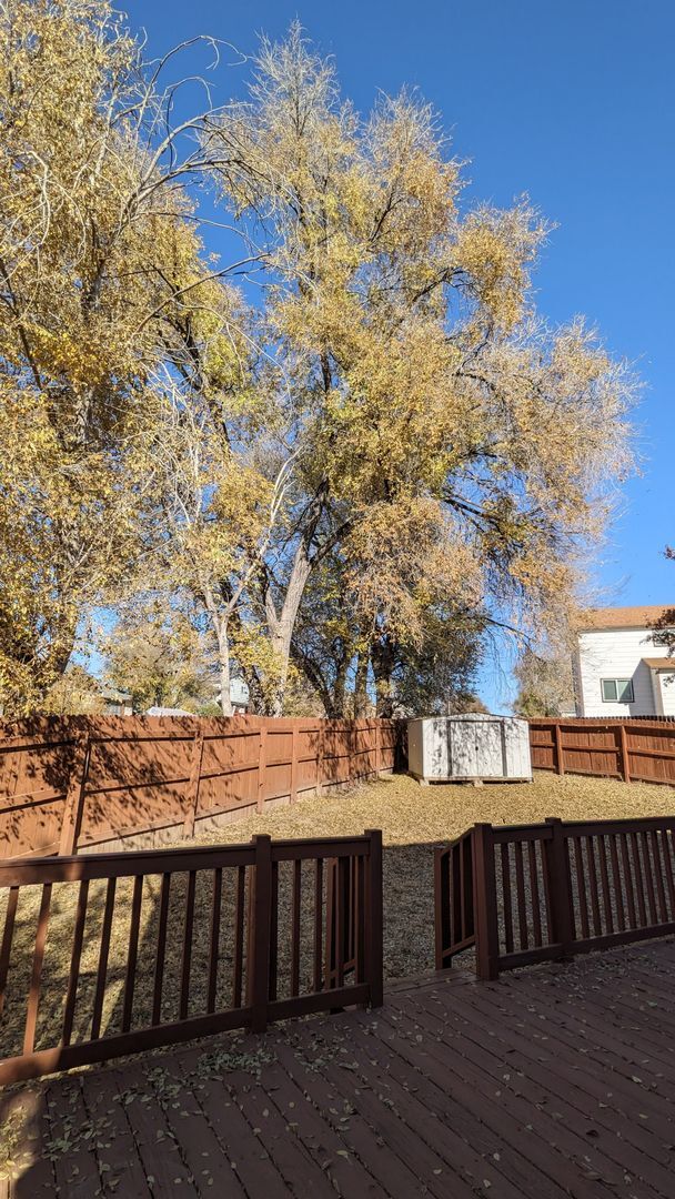 Building Photo - SPACIOUS TWO STORY 3 BED/2.5 BATH WITH FEN...