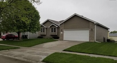 Building Photo - 5 Bedroom Single Family Home.  Great Location!