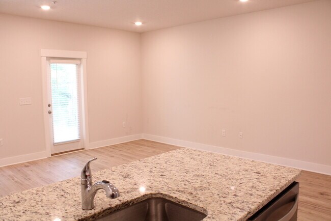 Building Photo - Beautiful New Townhome / Pet Friendly / Wi...