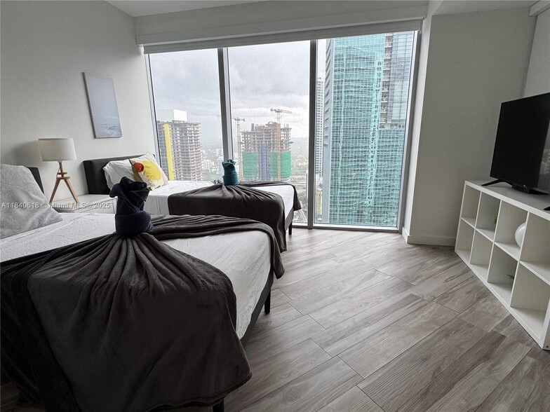 Building Photo - 1300 Brickell Bay Dr