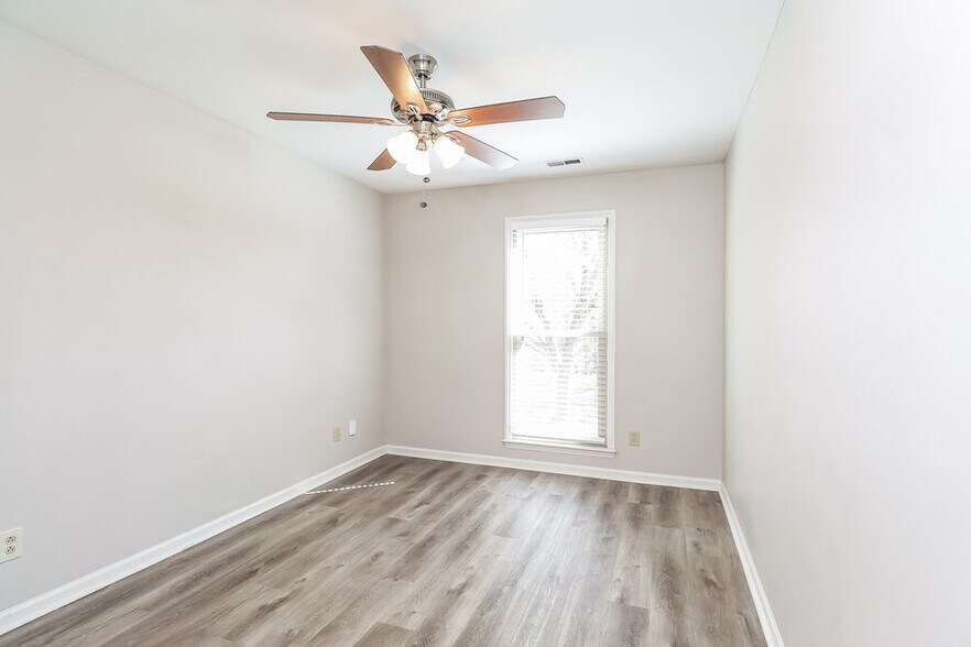 Building Photo - 707 Trailing Rock Dr