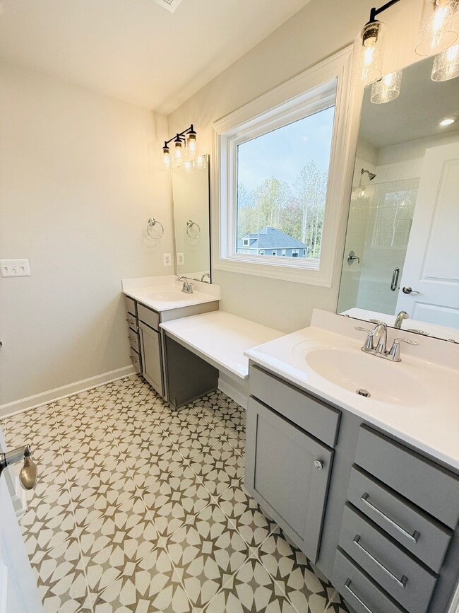 Building Photo - 4 Bed / 3.5 Bath Brand New Townhouse (12/7...