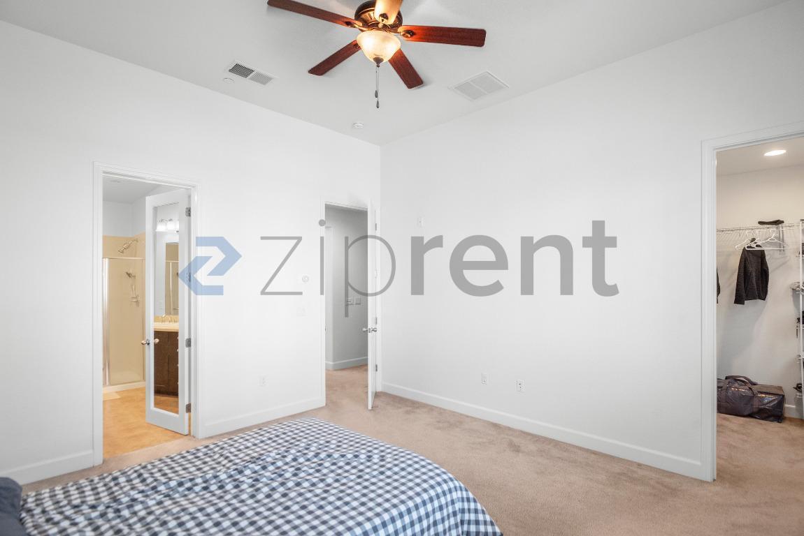 Building Photo - Unit