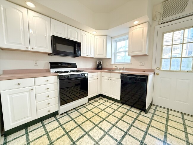 Building Photo - 2635 S Bouvier St