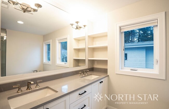 Building Photo - Newer Duplex in the Heart of Lake Oswego.