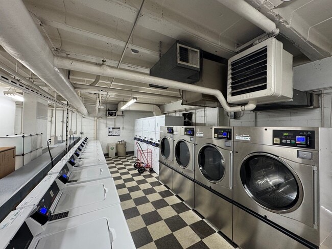 Building Photo - Beautiful 2-Bedroom 2-Bathroom 1st Floor Gold Coast Condo