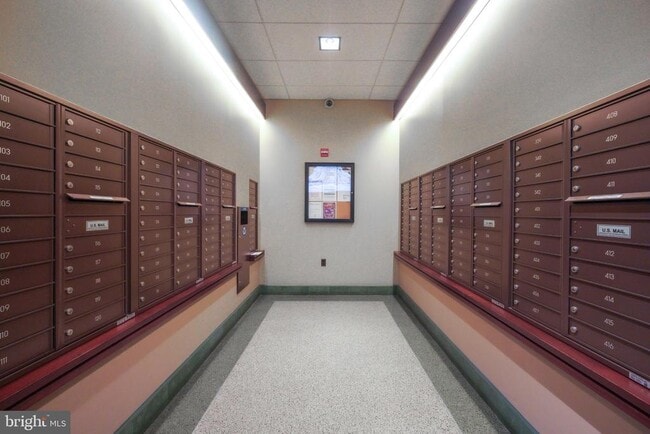 Building Photo - 4600 S Four Mile Run Dr