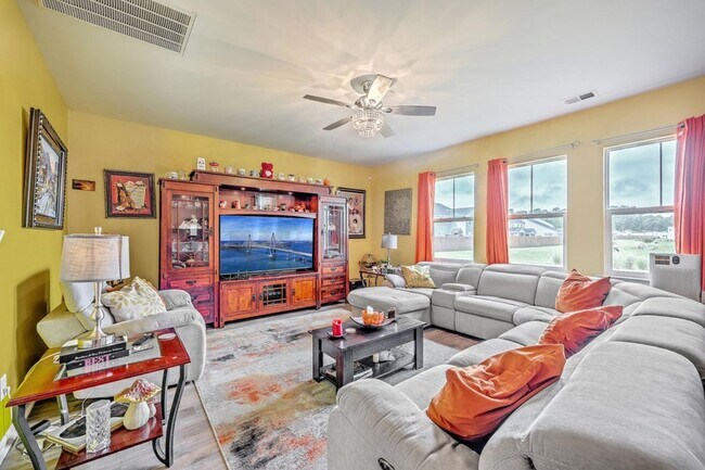 Building Photo - 6 Bedroom, 4.5 Bathroom Home in Cane Bay - Summerville