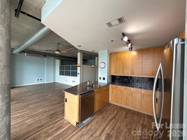 Building Photo - 505 E 6th St