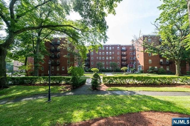 Building Photo - 2330 Linwood Ave