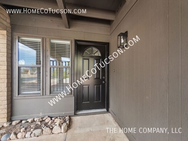 Building Photo - 5123 Paseo Las Palmas