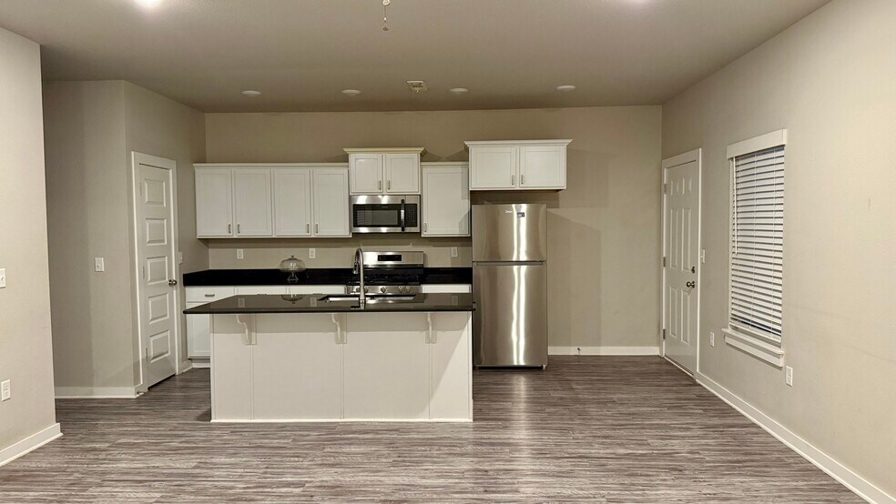 Building Photo - 103 E Mulberry St